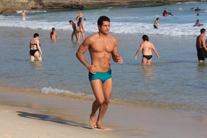 Fábio Keldani correndo pela areia da praia do Arpoador