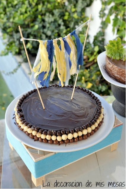 soporte para tartas con una caja de fresa