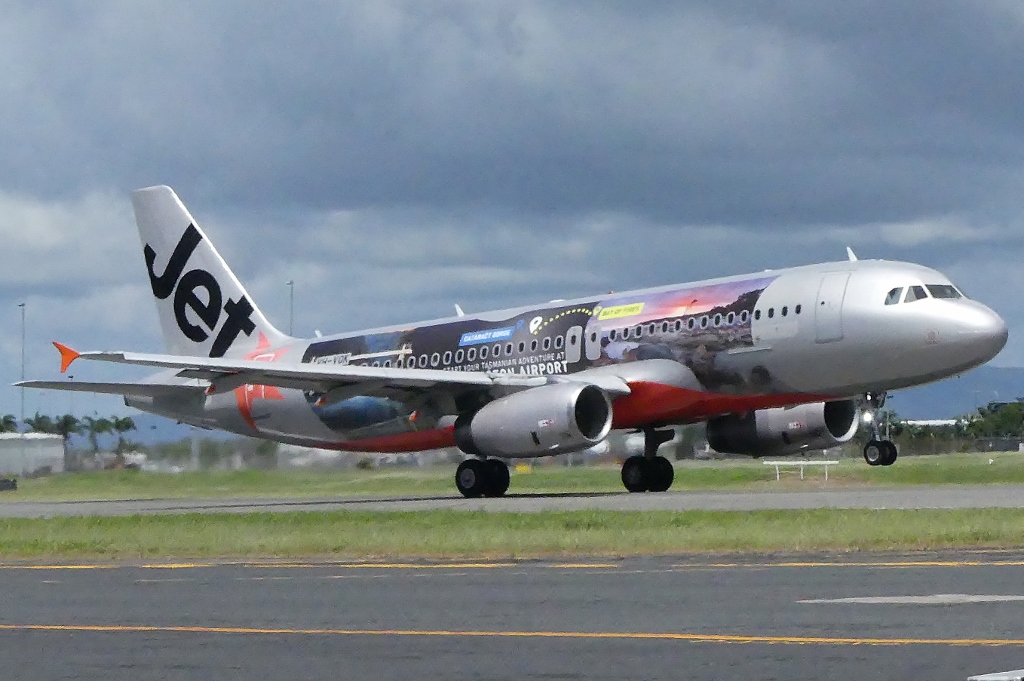 Central Queensland Plane Spotting Jetstar Airways Airbus A320 VHVQK in Launceston Tasmania