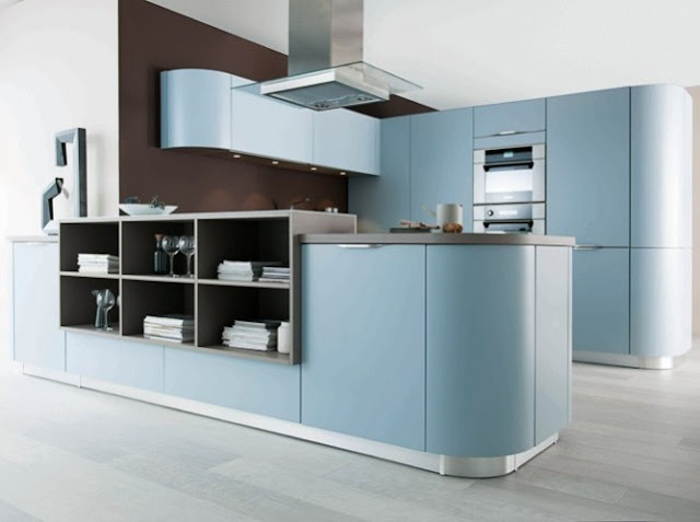 Cuisine design de chez Schmidt. Cuisine bleue en U avec meubles arrondie et niche déco