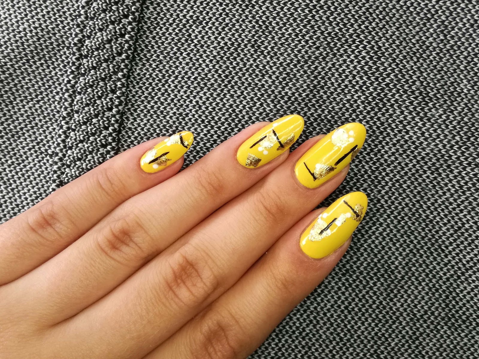 Zolte Paznokcie W Abstrakcyjne Wzorki Malinaila Pl