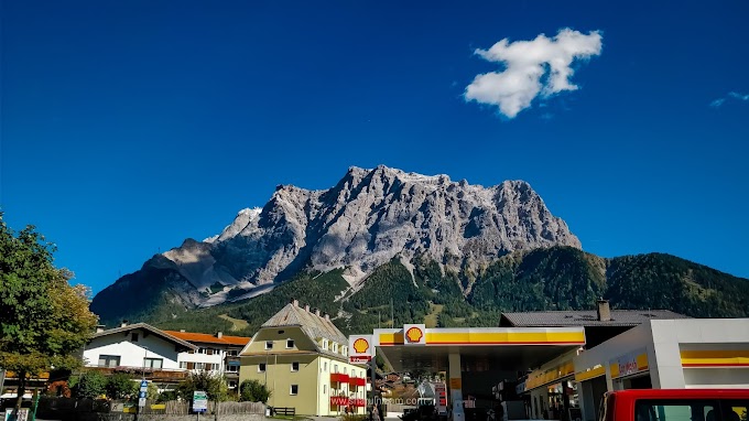 Mengutip Daun Maple Di Eibsee Bersaksikan Gunung Zugspitze