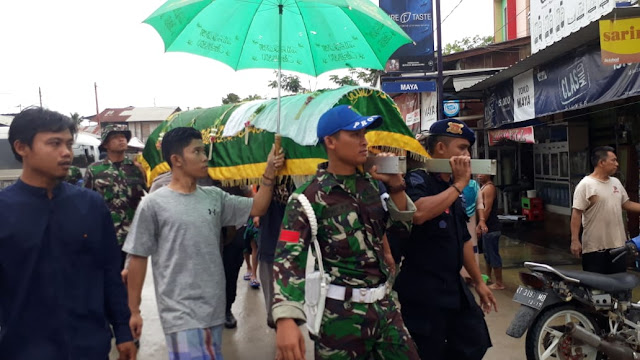 Banjir di Samarinda Telan Korban Jiwa, TNI Ikut Antar Jenazah Hingga Pemakaman