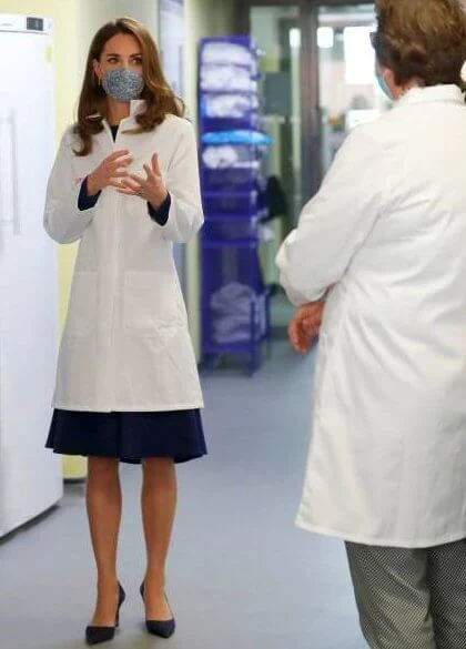 Kate Middleton wore a navy blue dress by Emilia Wickstead, and a gold alia earrings by Spells of Love, and a mask in blue pepper by Amaiakids