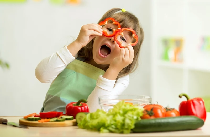 Çocukları sebzeleri denemeye zorlamayın; sadece cesaretlendirin