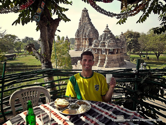 Almoço em cima da árvore e o templo Vishvanat