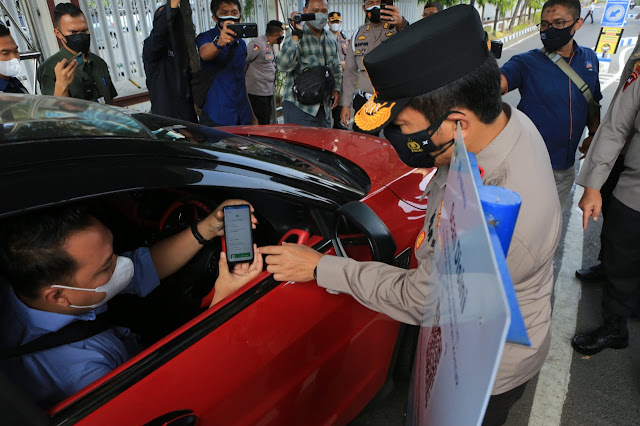 Masuk Mapolda Jatim Wajib Pakai Aplikasi PeduliLindungi Masuk Mapolda Jatim Wajib Pakai Aplikasi PeduliLindungi
