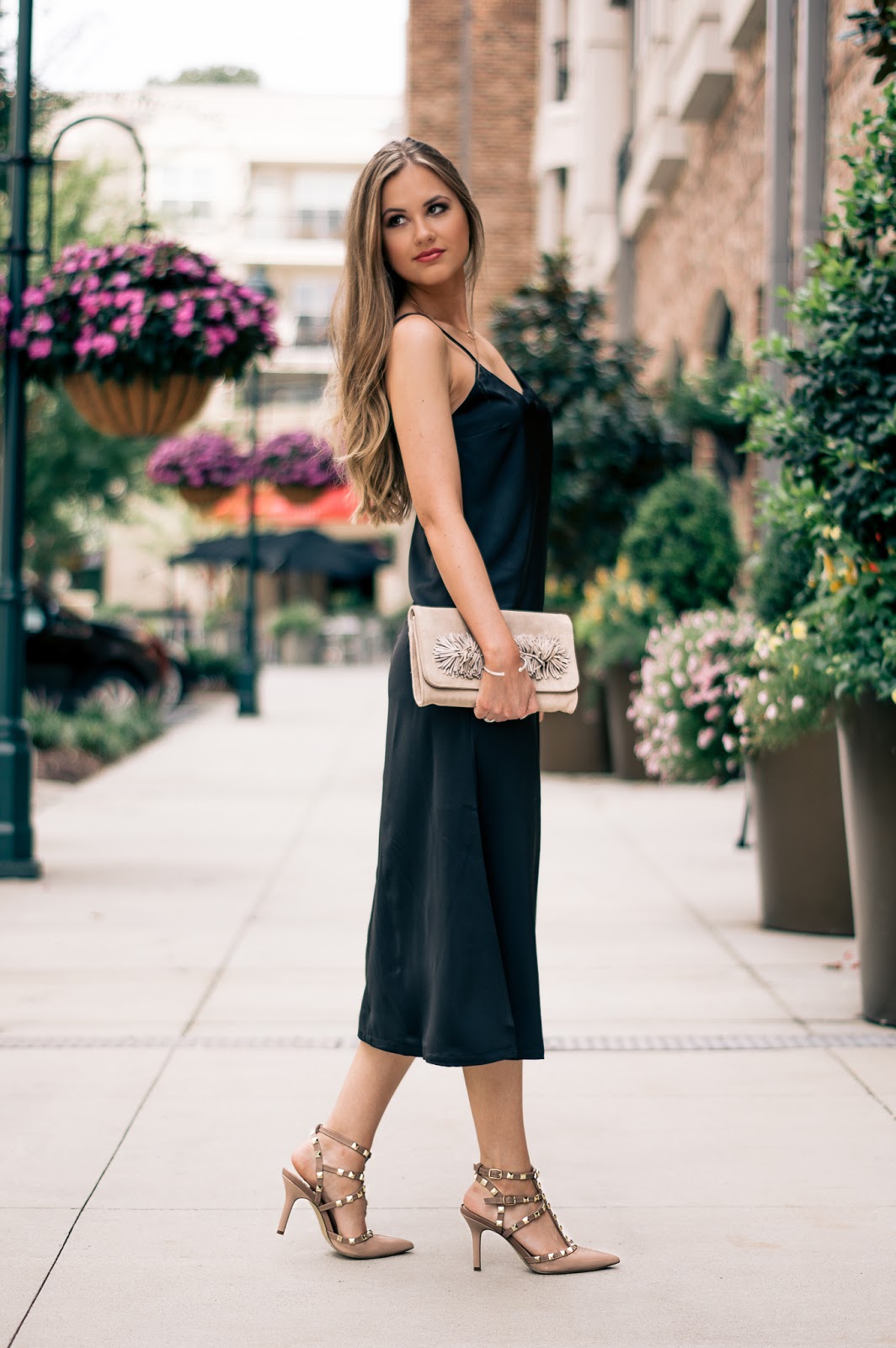 A-simple-and-chic-date-night-look