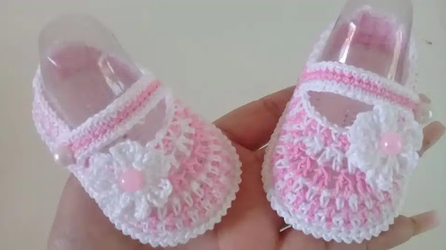 Zapatitos 'Ara' de bebé a crochet