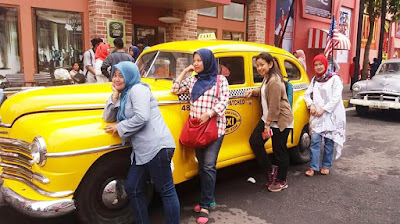 bergaya ala gadis belanda di folk house dan mengenal alat transportasi dunia di museum angkut malang nurul sufitri travel lifestyle blogger review pegipegi hotel murah