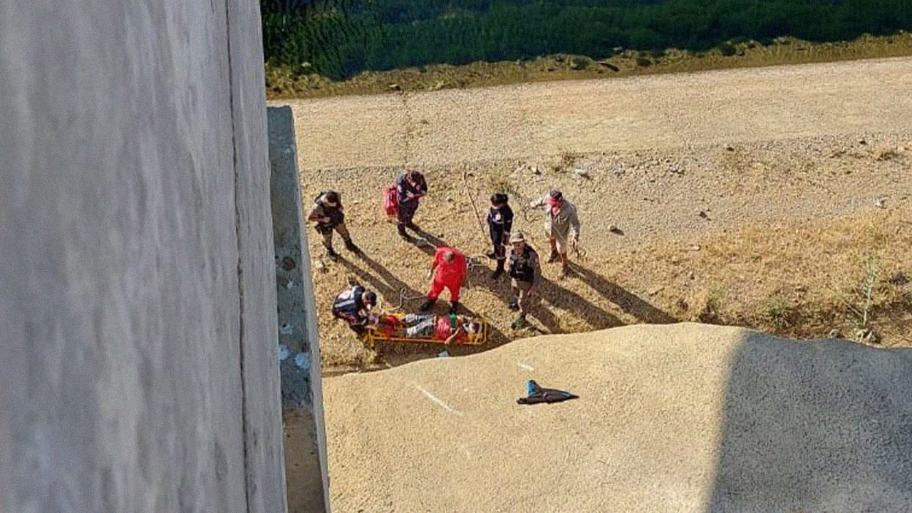 Motociclista e passageiro caem de ponte na zona rural de Monteiro