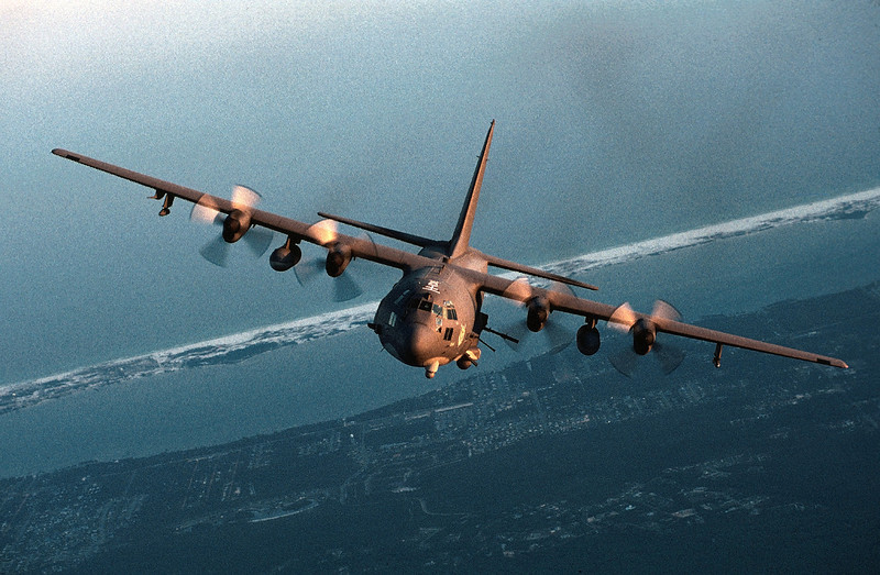 Lockheed C-130 تقلع من شاطئ رملي