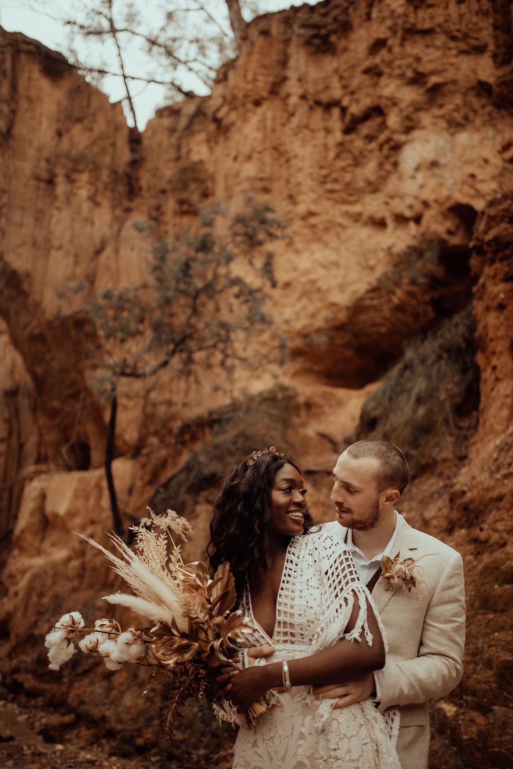 kacie herd photography wedding shoot bohemian bridal gown dried floral arrangement with golden accents