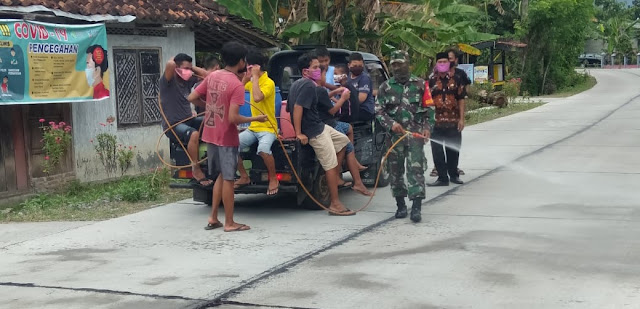 Putus Covid 19 Babinsa Cawas Bersama Pemdes Gencarkan Penyemprotan Disinfectan