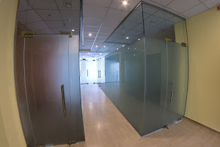 office partitions made of glass