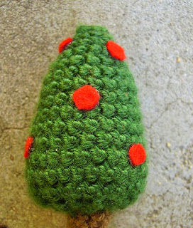 http://translate.google.es/translate?hl=es&sl=en&tl=es&u=http%3A%2F%2Fandreasgarden.blogspot.com.es%2F2008%2F12%2Ffree-christmas-tree-amigurumi-pattern.html