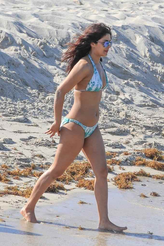Hindi Actress In Blue Bikini Body Show Stills In Beach Priyanka Chopra