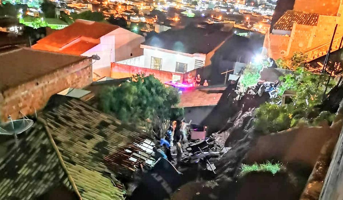 Família é resgatada de escombros após casa desabar em Jacobina