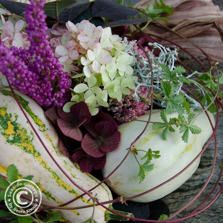 DIY Schritt-für-Schritt Anleitung: Herbstliches Gesteck mit Kürbissen und Ziermais Tischdeko Herbstgesteck Anleitung
