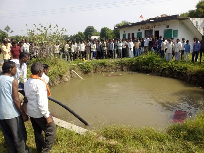 शाजापुर स्कूल वैन गड्ढे में गिरी, तीन मासूमों की मौत 1 लापता SHAJAPUR