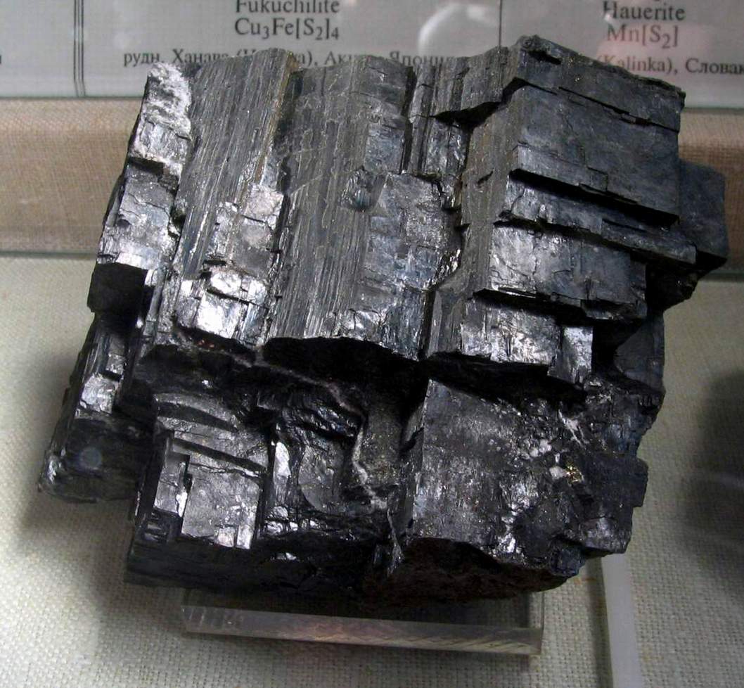 Камень 24 года. Алабандин-минерал. Хороньское алабандин. Сульфид марганца алабандин. Алабандин фото.