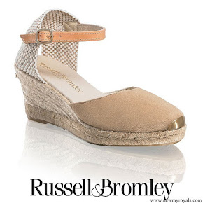 Kate-Middleton-wore-Russell-%2526-Bromley-Coco-Nut-ankle-strap-espadrille-wedges.jpg