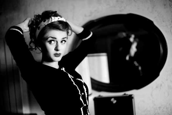 Ivana Gretel Macabre deviantart fotos modelo ruiva pin-up Em preto e branco, com um clima noir