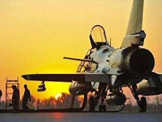 Adidos militares estrangeiros visitam Esquadrão da Força Aérea na China