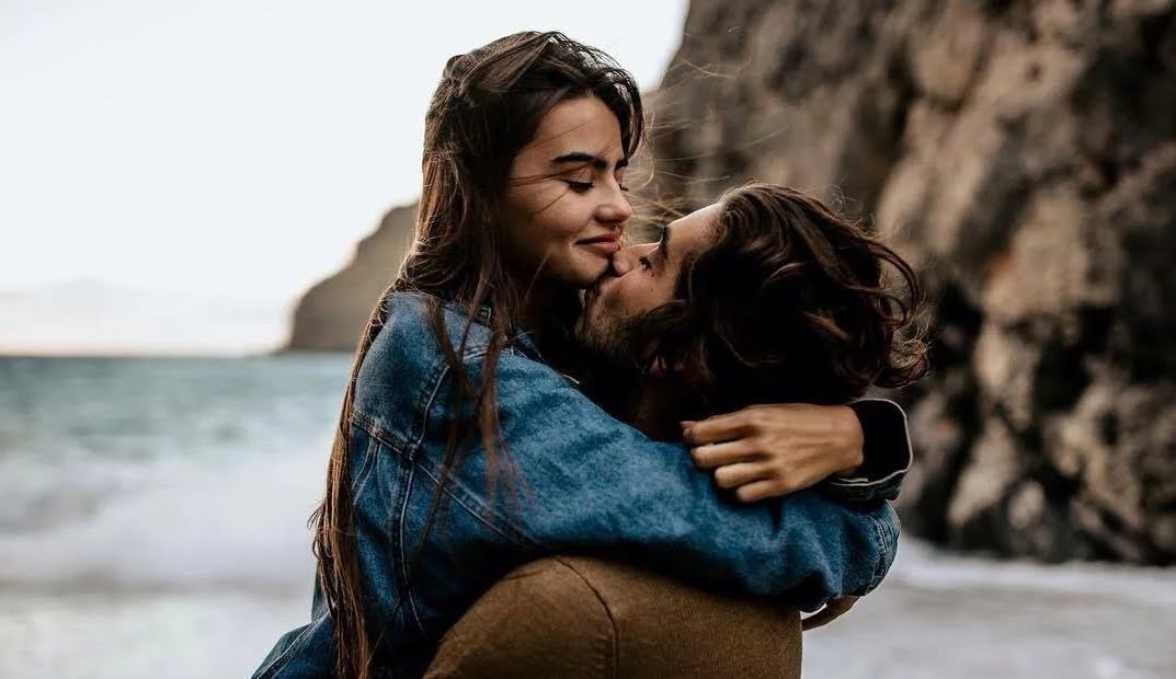 Abbracciare per 20 secondi, ecco i benefici.