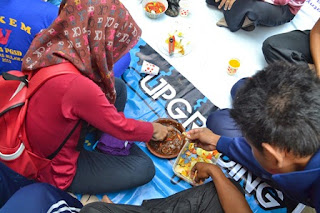 mahasiswa-tahun-90an-rujakan-di-kampus