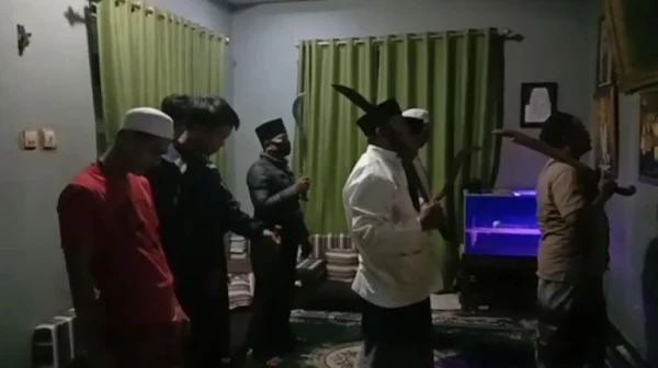 Hukum Mengganti Kalimat Adzan Menjadi Adzan Jihad