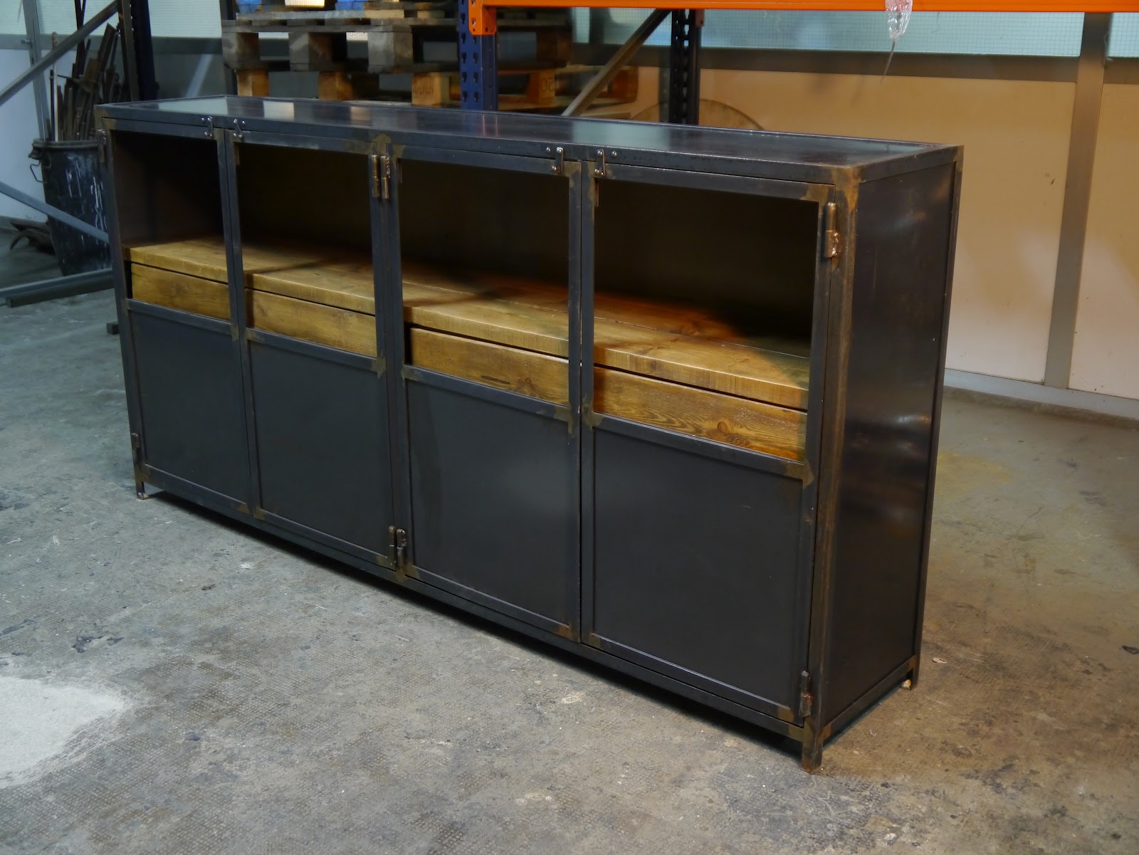 Mesas y sillas en metal de estilo industrial en hierro y madera