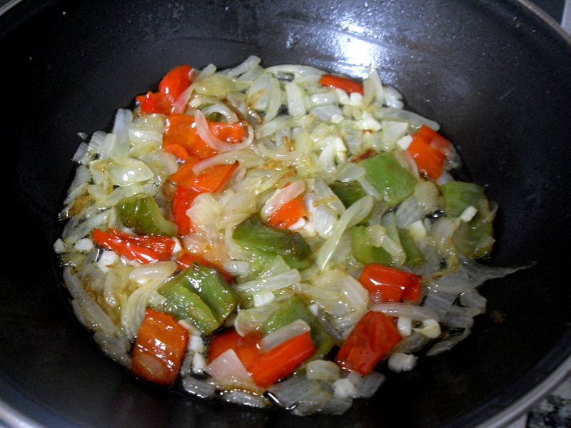 Sofrito de cebolla, ajo y pimientos.