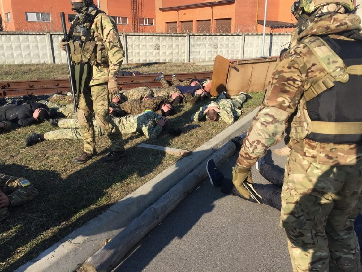 Отбить нападение. Неизвестные вооруженные люди в Киевской области.