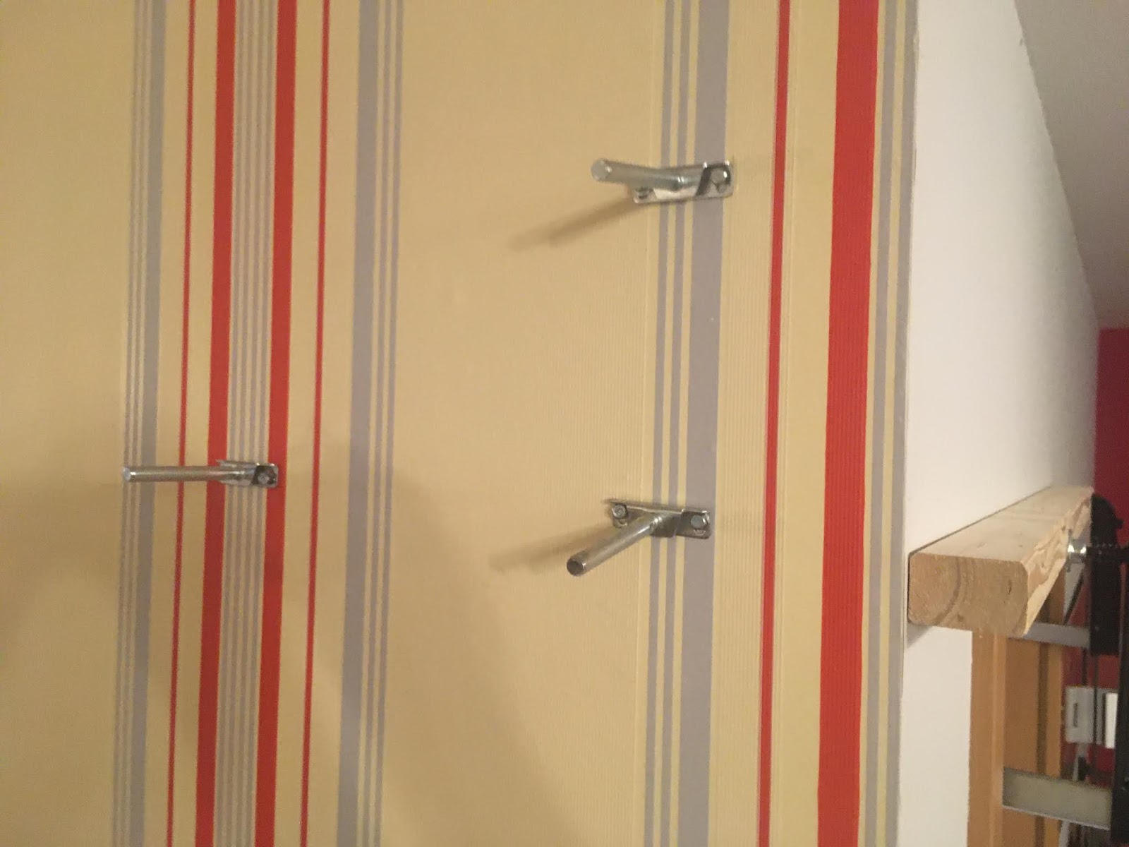 Regal auf Aussenecke, unsichtbar befestigt