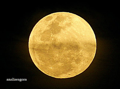 A foto mostra q lua antes do grande espetáculo da noite. O inicio do grande espetáculo da superlua O inicio do grande espetáculo da superlua