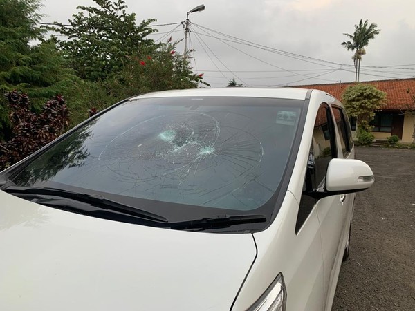 Detik-detik Gerombolan Brutal Rusak Mobil Eks Anggota DPR Wa Ode Detik-detik Gerombolan Brutal Rusak Mobil Eks Anggota DPR Wa Ode