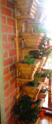 Artesanias casa verde: Jardín vertical en madera.