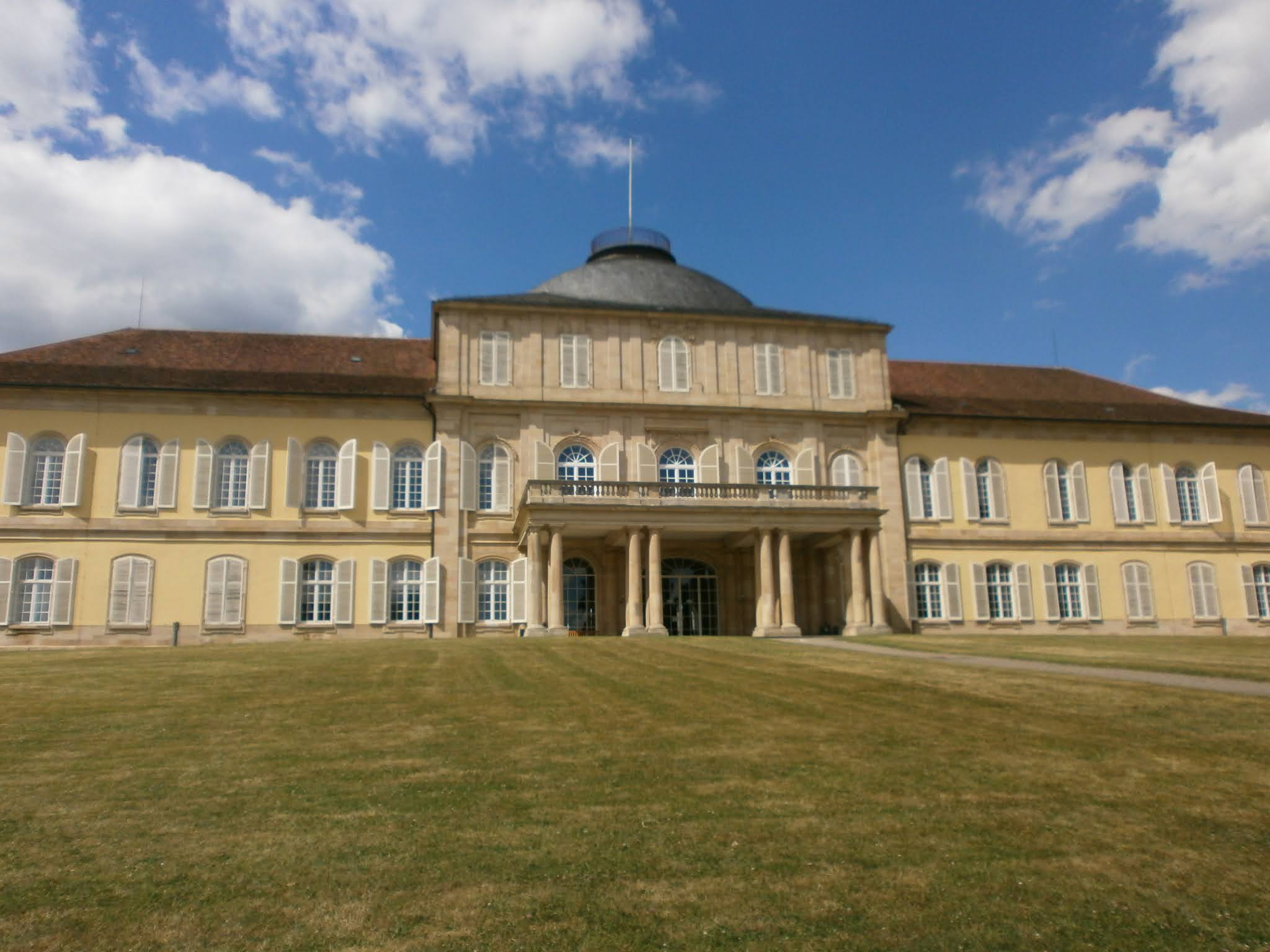 Wege in der Region Stuttgart Das Schloss Hohenheim im Stadtbezirk StuttgartPlieningen