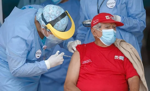 Perú inicia vacunación de adultos mayores según padrón de la Reniec