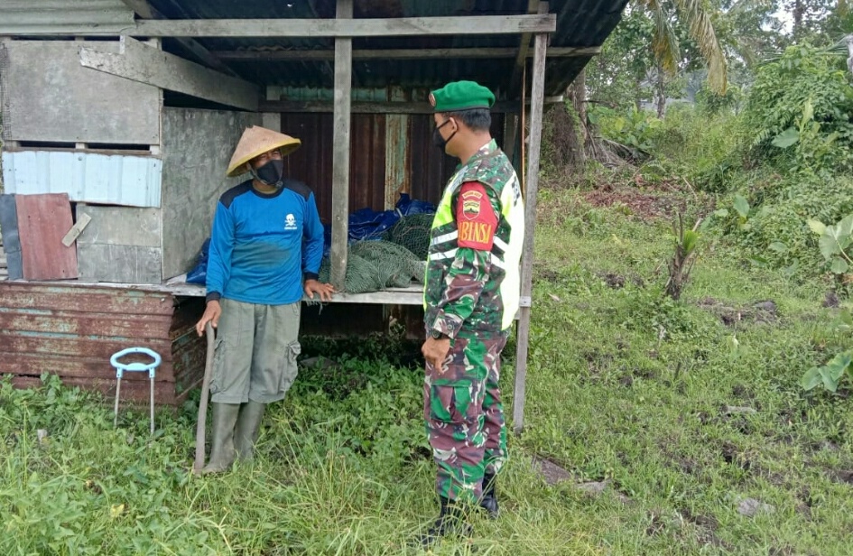 Lakukan Konsos Dengan Petani, Babinsa Desa Pengadah Ajak Warga Sukseskan Program Vaksinasi Covid-19 Lakukan Konsos Dengan Petani, Babinsa Desa Pengadah Ajak Warga Sukseskan Program Vaksinasi Covid-19