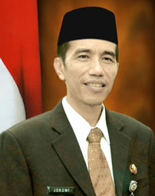              Biografi Presiden Jokowi - Ir. H. Joko Widodo        Biodata   Nama : H.Joko Widodo (Jokowi)  TTL : Surakarta, 21 Juni 1961  Isteri : Iriana  Anak : Gibran Rakabuming , lulusan Universitas di Australia dan Singapura  Kahiyang Ayu , mahasiswi Universitas Negeri Sebelas Maret  Kaesang Pangarep , pelajar di Singapura  Biografi   Riwayat Kehidupan    Jokowi kecil adalah anak seorang "tukang kayu". Setelah Beliau lulus dari SMA, kemudian melanjutkan kuliah di Fakultas Kehutanan Universitas Gajah Mada . Setelah lulus kuliah tahun 1985, dirinya merantau ke Aceh dan bekerja di salah satu BUMN. Kemudian ia kembali ke Solo dan bekerja di Perusahaan yang bergerak di bidang perkayuan, CV. Roda Jati. Setelah merasa cukup, pada tahun 1998, dirinya berhenti bekerja di CV tersebut dan memulai berbisnis sendiri bermodal dari pengalaman yang pernah ia miliki. Dengan kerja keras, ketekunan dan keuletan, akhirnya Jokowi berhasil mengembangkan bisnisnya dan menjadi seorang eksportir mebel.  Nama besar Joko Widodo mulai menjadi sorotan ketika itu, Jokowi terpilih menjadi Walikota Surakarta. Awalnya publik menyangsikan kemampuan pengusaha mebel ini untuk memimpin dan mengembangkan kota Surakarta, namun beberapa perubahan penting yang dibuat untuk membangun Surakarta di tahun pertama kepemimpinannya menepis keraguan ini. Mari Kita Flashback. Joko Widodo merupakan putra dari pasangan Noto Mihardjo dan Sujatmi