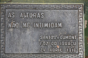 O Blog de Foz: Monumento a Santos Dumont no Parque Nacional do Iguaçu.  Ainda está faltando uma placa nele