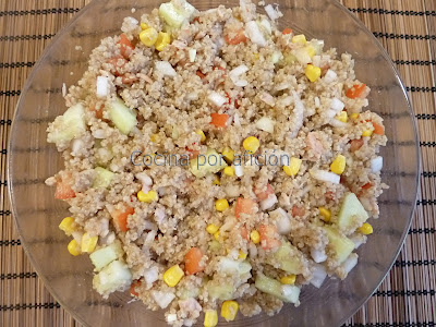 Ensalada de quinoa con vegetales y atún
