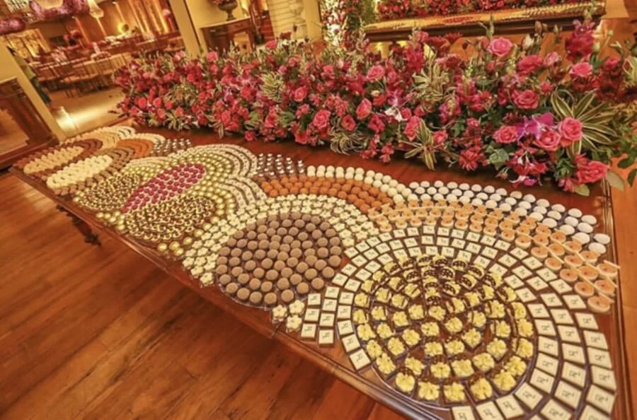 Mesa mosaico de doces para casamento