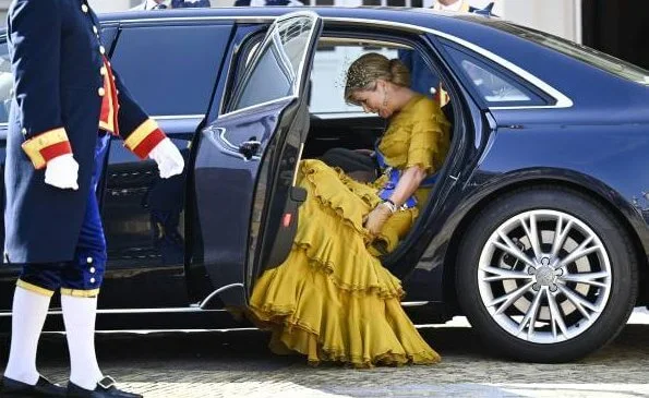 Queen Maxima wore a yellow dress from Claes Iversen Haute Couture SS17 collection. Bottega Veneta intrec knot clutch