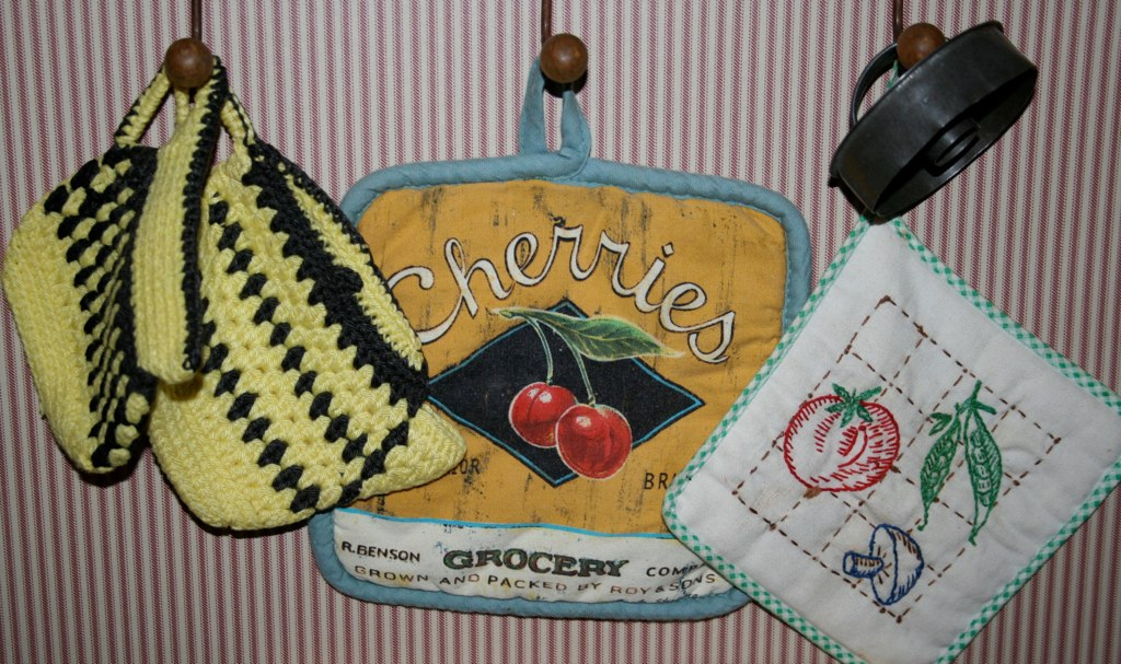 Dancing Bumblebee Cottage Vintage Pot Holders and Pot Holder Hangers