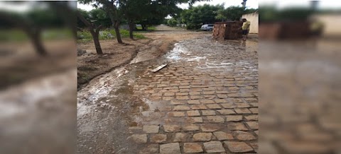 Esgoto à céu aberto na Rua Euclides Franco no Bairro Sete Casas