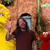 Dave Grohl canta junto a Elmo y Abelardo en nuevo episodio de Pláza Sésamo (+VIDEO)