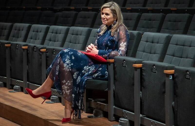Queen Maxima blue crepe de chine, ruffles and a flowery print silk georgette dress from Natan. Red coat, pumps and clutch